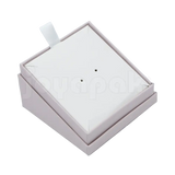 Caja de cartón taupe para juego sin joyería vista en angulo