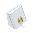 Caja de carton para juego color blanco con aretes