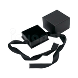 Caja Milán para anillo de cartón rígido color Negro BK abierta.