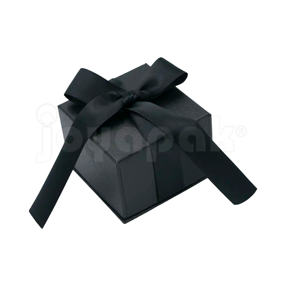 Caja Milán para anillo de cartón rígido color Negro BK en toma cerrada.