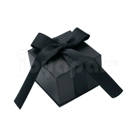 Caja Milán para anillo de cartón rígido color Negro BK en toma cerrada.