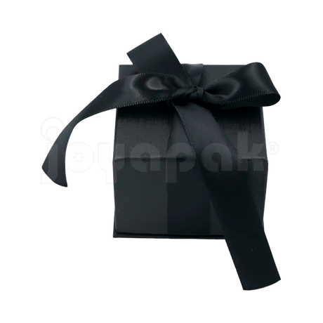 Caja Milán para anillo de cartón rígido color Negro BK de costado.