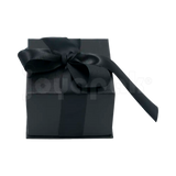 Caja Milán para anillo de cartón rígido color Negro BK desde atrás.