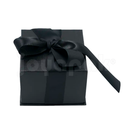Caja Milán para anillo de cartón rígido color Negro BK desde atrás.