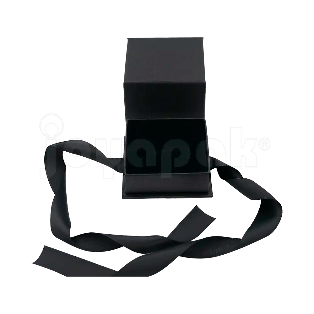 Caja Milán para anillo de cartón rígido color Negro BK abierta de frente.