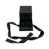 Caja Milán para anillo de cartón rígido color Negro BK abierta de frente.