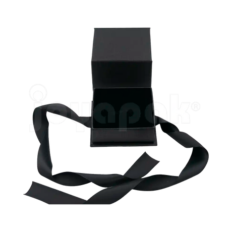 Caja Milán para anillo de cartón rígido color Negro BK abierta de frente.