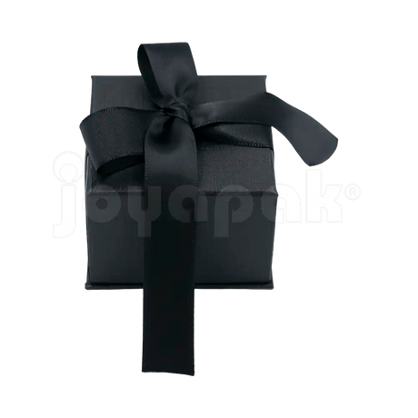 Detalle del cierre de la caja Milán para anillo de cartón Negro BK.
