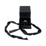 Caja Milán para anillo de cartón rígido texturizado color Negro BK cerrada.