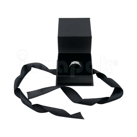 Caja Milán para anillo de cartón rígido texturizado color Negro BK cerrada.