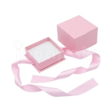 Caja Milán para anillo de cartón rígido color Rosa PK abierta con base blanca.
