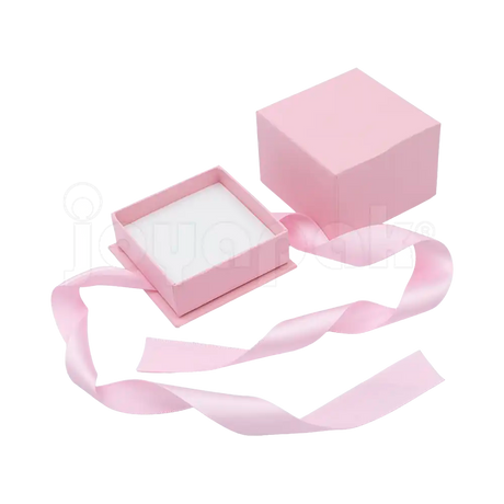 Caja Milán para anillo de cartón rígido color Rosa PK abierta con base blanca.