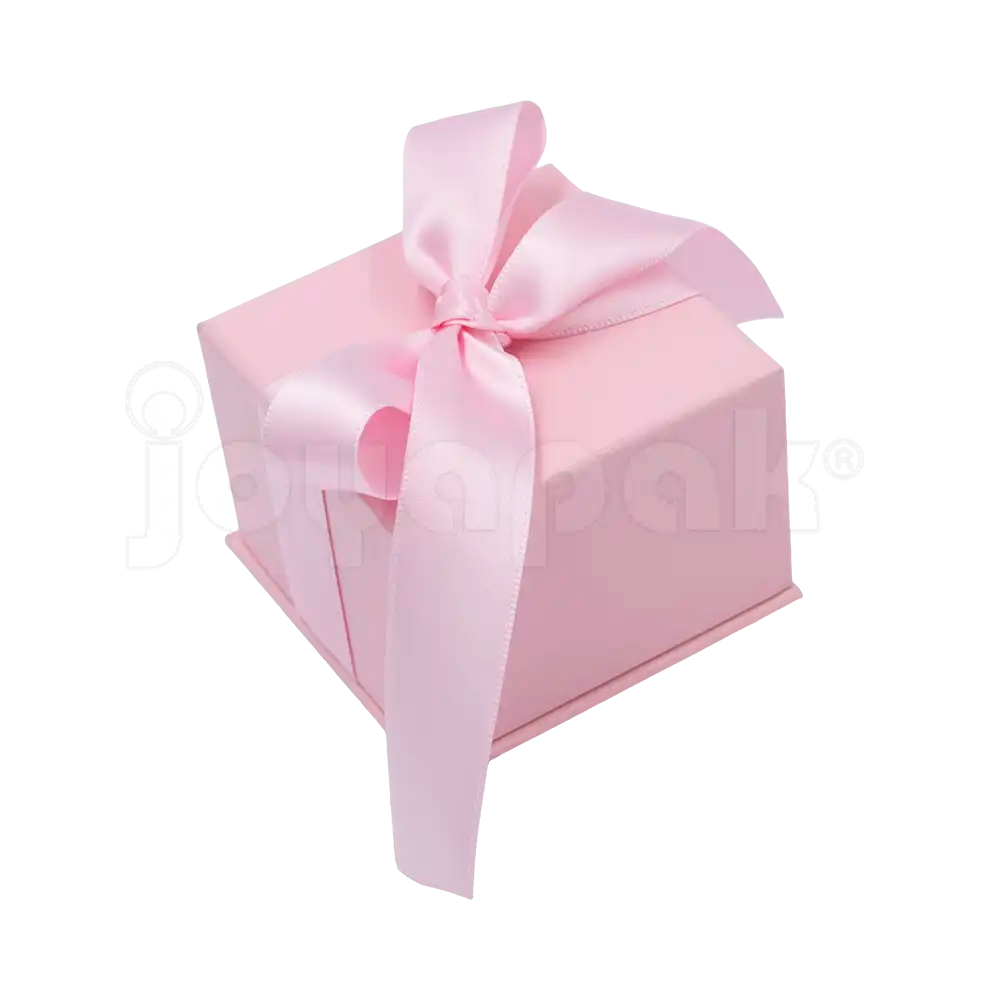 Caja Milán para anillo de cartón rígido color Rosa PK cerrada de cerca.