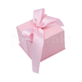 Caja Milán para anillo de cartón rígido color Rosa PK cerrada de cerca.