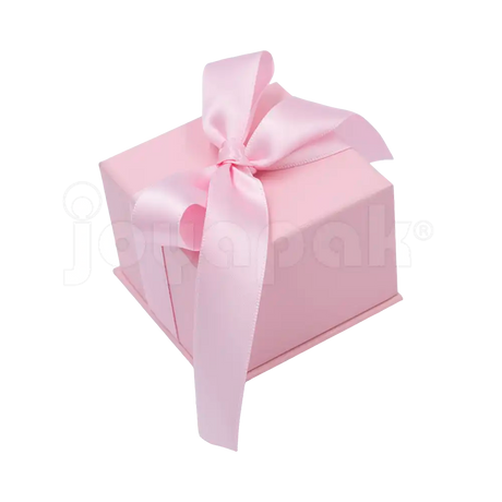 Caja Milán para anillo de cartón rígido color Rosa PK cerrada de cerca.