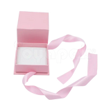 Interior con ranura de la caja Milán para anillo de cartón Rosa PK abierta.