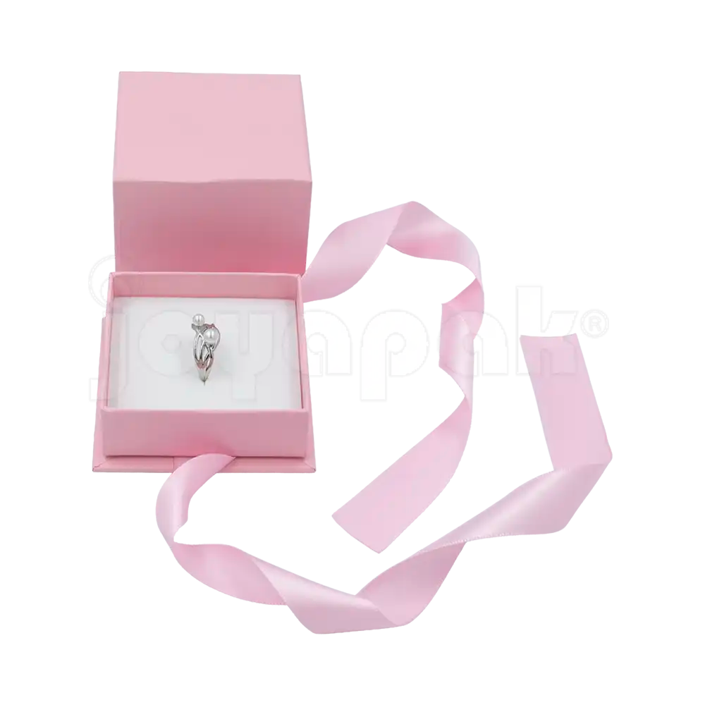 Caja Milán para anillo de cartón rígido texturizado Rosa PK de frente.