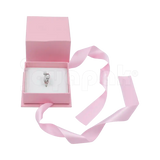 Caja Milán para anillo de cartón rígido texturizado Rosa PK de frente.