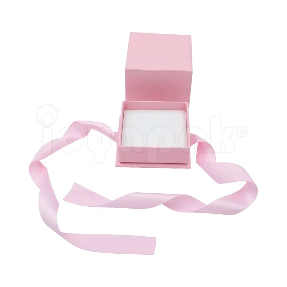 Caja Milán para anillo de cartón rígido color Rosa PK abierta.