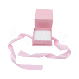 Caja Milán para anillo de cartón rígido color Rosa PK abierta.