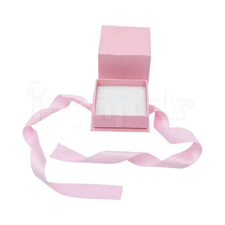 Caja Milán para anillo de cartón rígido color Rosa PK abierta.