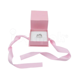 Caja Milán para anillo de cartón rígido texturizado color Rosa PK cerrada.