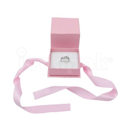Caja Milán para anillo de cartón rígido texturizado color Rosa PK cerrada.