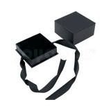 Caja Milán para aretes de cartón rígido color Negro BK abierta con base blanca.