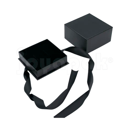 Caja Milán para aretes de cartón rígido color Negro BK abierta con base blanca.