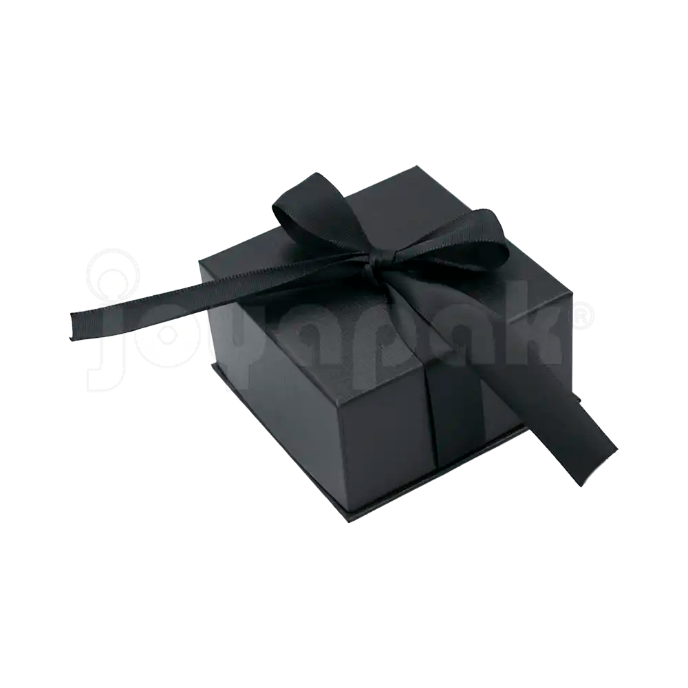 Caja Milán para aretes de cartón rígido color Negro BK cerrada de cerca.