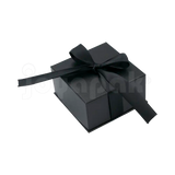 Caja Milán para aretes de cartón rígido color Negro BK cerrada de cerca.