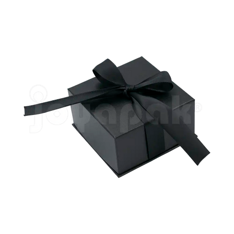 Caja Milán para aretes de cartón rígido color Negro BK cerrada de cerca.