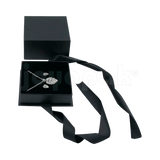 Caja Milán para aretes de cartón rígido texturizado Negro BK de frente.