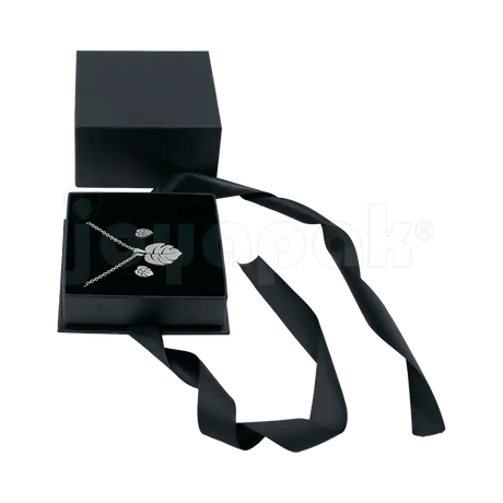 Caja Milán para aretes de cartón rígido texturizado Negro BK de frente.