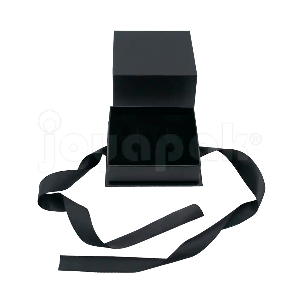 Caja Milán para aretes de cartón rígido texturizado color Negro BK abierta.