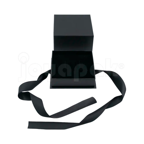 Caja Milán para aretes de cartón rígido texturizado color Negro BK abierta.