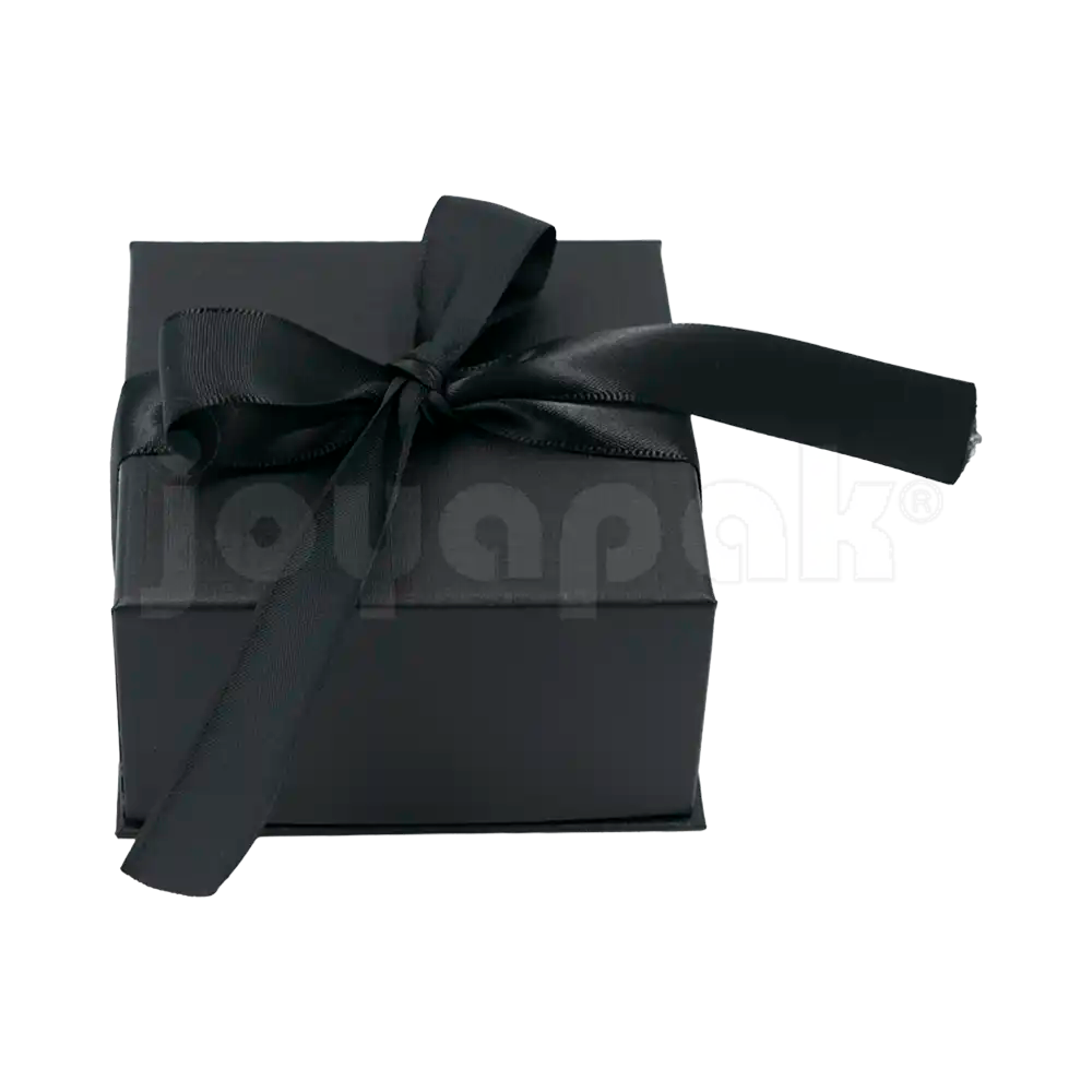 Detalle del cierre de la caja Milán para aretes de cartón Negro BK.