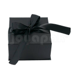 Detalle del cierre de la caja Milán para aretes de cartón Negro BK.