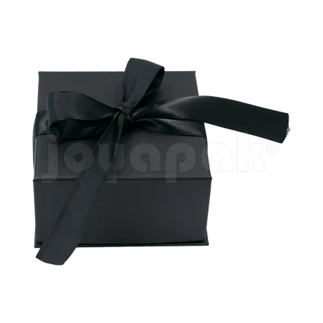 Detalle del cierre de la caja Milán para aretes de cartón Negro BK.