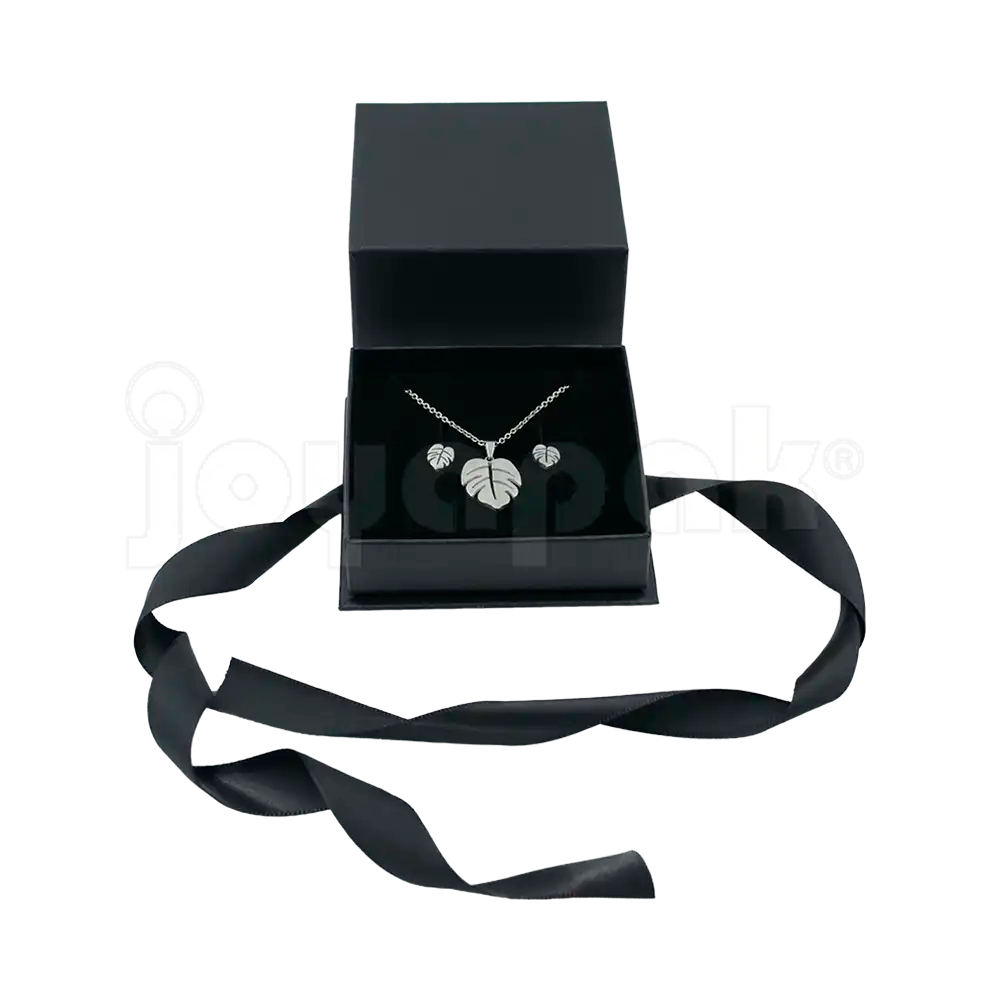 Caja Milán para aretes de cartón rígido texturizado color Negro BK cerrada.