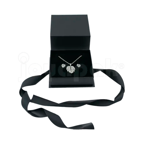 Caja Milán para aretes de cartón rígido texturizado color Negro BK cerrada.