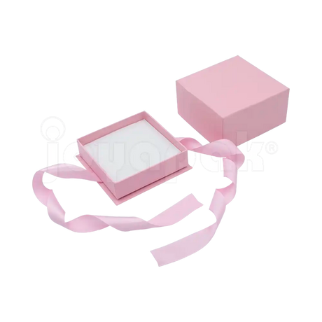 Caja Milán para aretes de cartón rígido color Rosa PK abierta con base blanca.