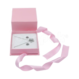 Caja Milán para aretes de cartón rígido texturizado Rosa PK de frente.