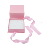 Interior acolchado de la caja Milán para aretes de cartón Rosa PK abierta.