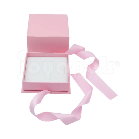 Interior acolchado de la caja Milán para aretes de cartón Rosa PK abierta.