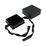 Caja Milán para juego de cartón rígido color Negro BK abierta con base blanca.