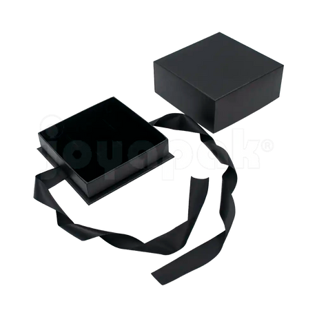 Caja Milán para juego de cartón rígido color Negro BK abierta con base blanca.