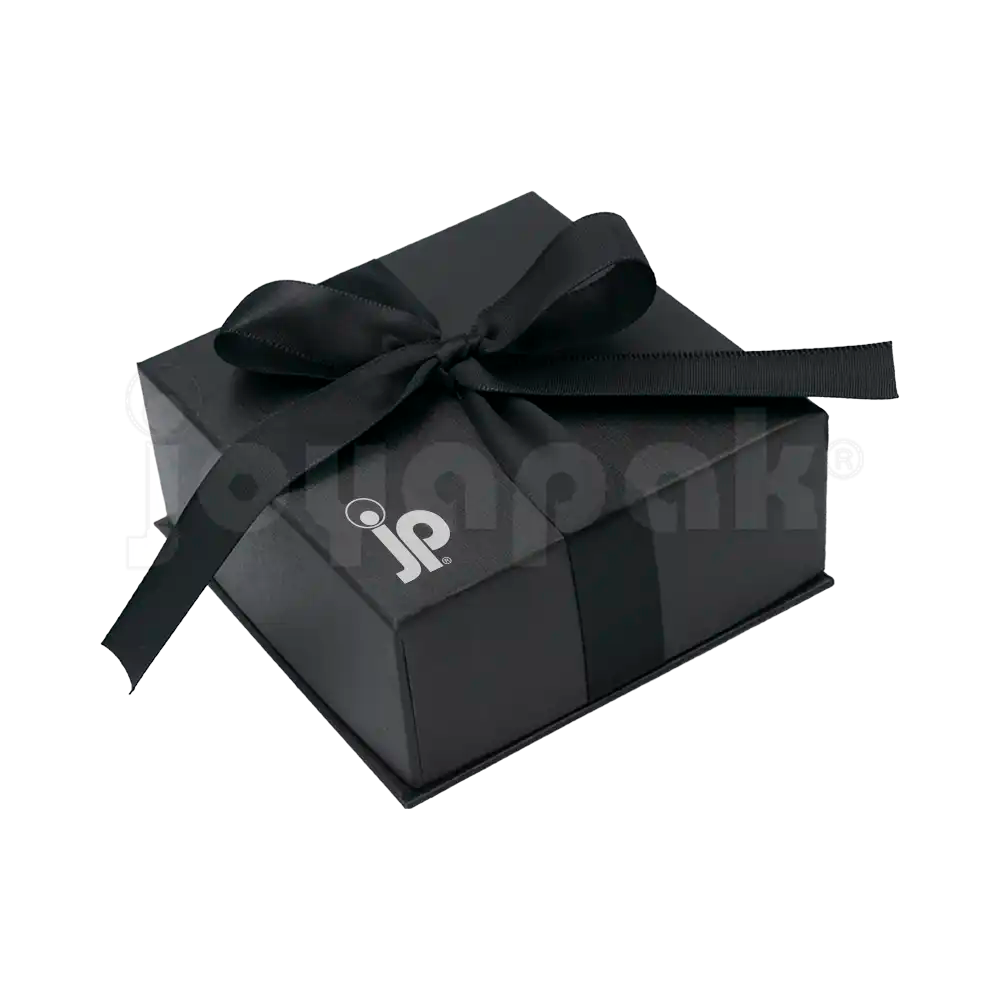 Caja Milán para juego de cartón rígido color Negro BK de costado de cerca.