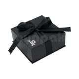 Caja Milán para juego de cartón rígido color Negro BK de costado de cerca.