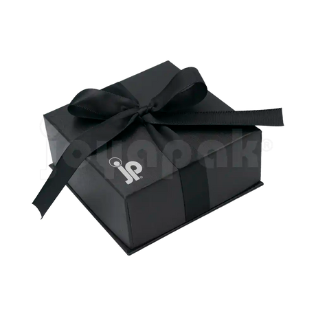 Caja Milán para juego de cartón rígido color Negro BK de costado de cerca.